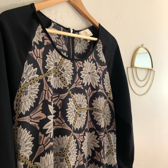 Multi-colored tunic. Great, light material. - Picture 2 of 4